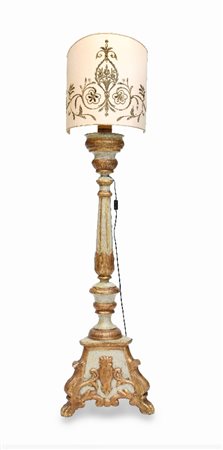 GRANDE CANDELIERE IN LEGNO DIPINTO, XVIII SECOLO, 