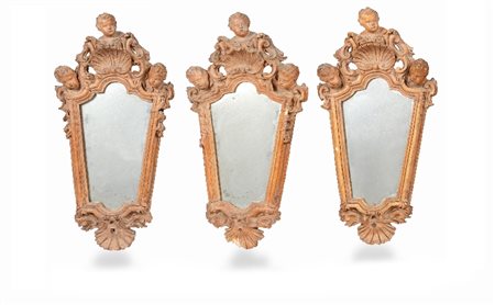 TRE SPECCHIERE D'APPLIQUE IN TERRACOTTA NEI MODI D