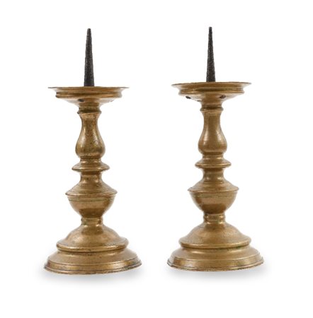 COPPIA DI CANDELIERI IN BRONZO, XVII SECOLO, a roc