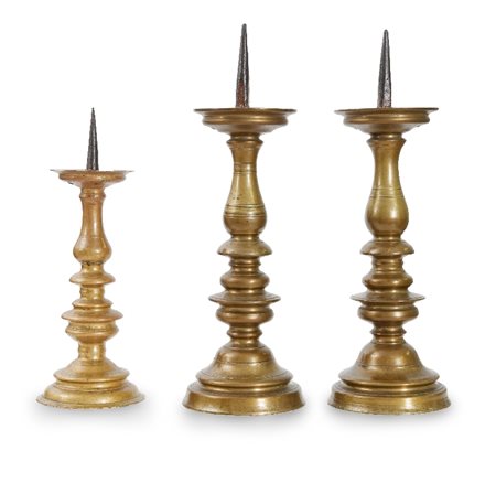 TRE CANDELIERI IN BRONZO, XVII SECOLO, a rocchetto