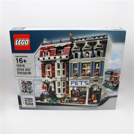 The LEGO Group  
LEGO 10218 – Pet Shop 2011
 58 x 48 x 9 cm