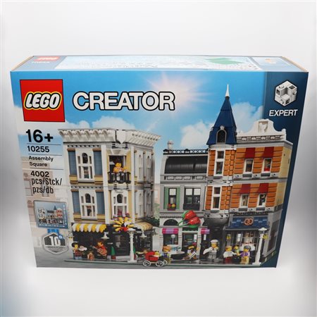 The LEGO Group  
LEGO 10255 – Assembly Square 2017
 58 x 47.5 x 17 cm