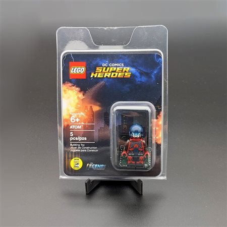The LEGO Group  
LEGO comcon050 – The Atom (San Diego Comic–Con Exclusive) 2016
 10.4 x 14.4 x 2.5 cm