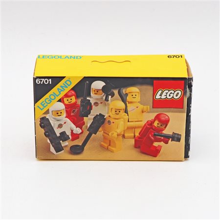 The LEGO Group  
LEGO 6701 – Minifigure Pack 1983
 11.5 x 7.3 x 3.6 cm