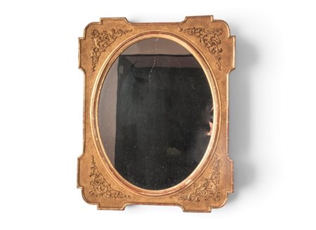  
Specchiera in legno dorata ad assetto ovale prima metà XX secolo
 65 x 52,5 cm