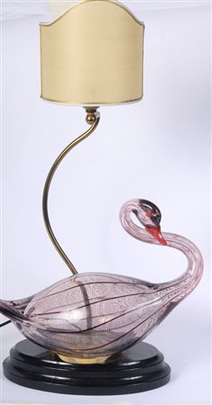 Antonio Maria Zanetti (attribuito a) (1680 - 1767) 
Cigno in vetro bianco e bordeaux con lavorazione a filigrana - lampada Murano '70
 55 x 40 x 20 cm