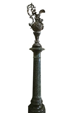  
Coppia di versatoi  fine XIX secolo inizi XX secolo
 72 x 18 cm vasi ; 116 x 30 cm colonne