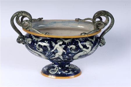 VINCENZO MOLARONI (Pesaro, 1859 - 1912) 
Centrotavola a coppa in ceramica primo quarto del XX secolo
 20 x 31 x 15,5 cm