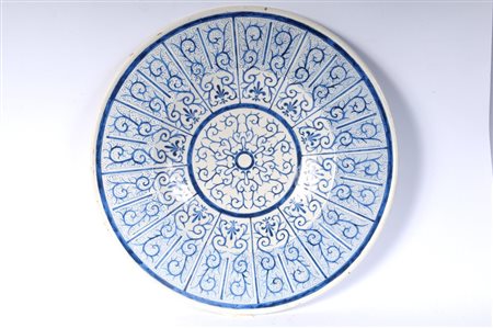 GAETANO MANNUCCI PONZI (XIX secolo - XX secolo) 
Piatto in ceramica da pompa 1890
 diametro 38,5 x 5 cm