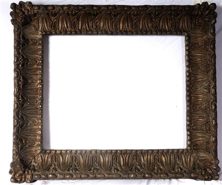  
Cornice in carta pesta a patina bronzo fine XIX inizi XX secolo
 83 x 74 x 10 cm tot. ; luce libera 50 x 61,5 cm