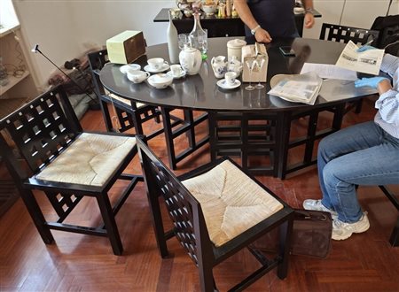 CASSINA  
Sala da pranzo - modello Mackintosh 1974
 tavolo 75 x 125 (177) x57 cm; poltroncine 75 x 49 x 75 cm;