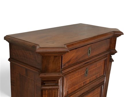  
Inginocchiatoio a cinque cassetti in legno di noce Roma, XVIII secolo
 