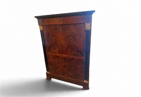  
Secretaire in mogano a battente, fine XIX secolo
 140 x 94 x 39 cm