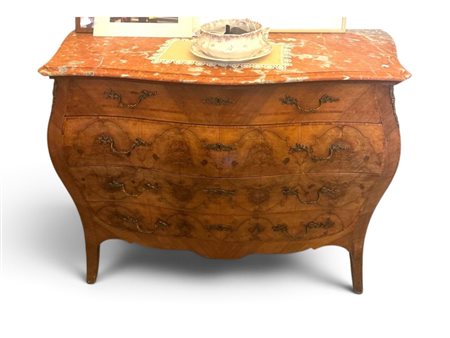  
Comò in stile Barrocco in radica di noce inizi XX secolo
 96 x 118 x 56 cm