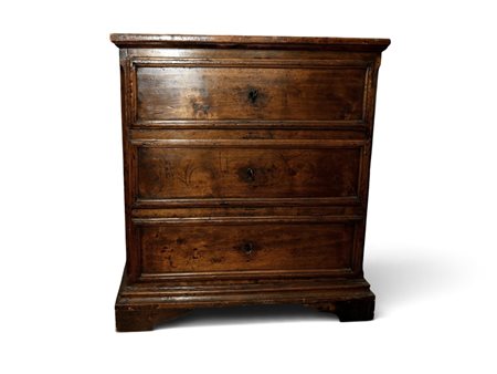 
Cassettone in legno a tre cassetti XIX secolo
 78 x 72 x 49 cm