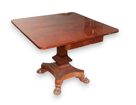  
Tavolo a libretto in mogano inizi XX secolo
 chiuso 74 x 91 x 45 cm aperto 73 x 89 cm