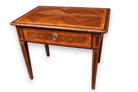  
Scrivania in legno ad un cassetto fine XIX  inizi XX secolo
 73 x 89 x 59 cm