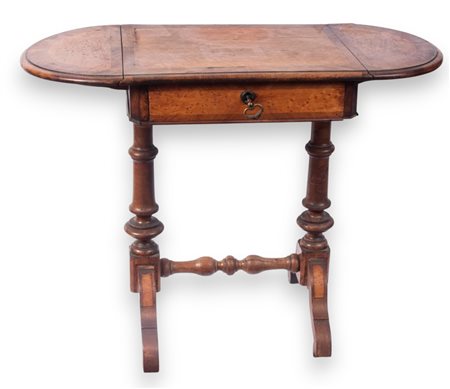  
Tavolinetto da lavoro inizio XX secolo
 70 x 52 x 44 cm chiuso; 70 x 92 x 44 cm aperto