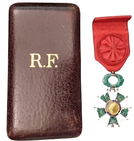  
Francia, Terza Repubblica, Ordine della Legion D'onore, insegna di cavaliere ufficiale primo quarto XX sec.
 