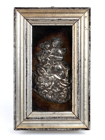  
Placchetta italiana in argento raffigurante la Madonna con Bambino XIX secolo
 Altezza x larghezza x profondità teca: 27 x 17 x 5 cm. Peso complessivo con teca: 805 gr.