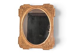  
Specchiera in legno dorata ad assetto ovale prima metà XX secolo
 65 x 52,5 cm