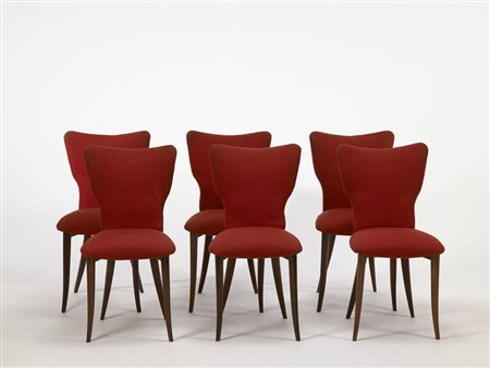 Sei sedie in mogano con seduta e schienale rivestiti in tessuto rosso....
