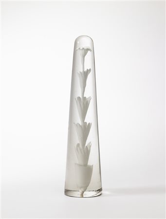 Venini, Murano - Obelisco a base circolare in vetro incolore decorato con...