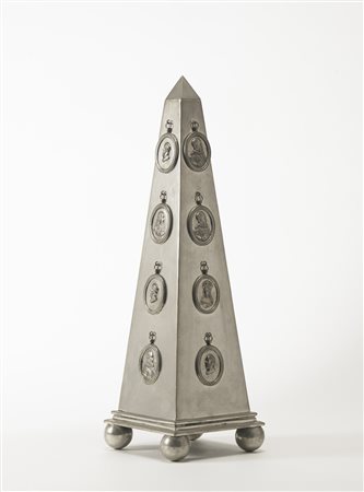 Giovanni Patrini - Obelisco portaorologi in peltro argentato poggiante su...