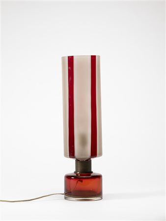 Venini. Lampada da tavolo in vetro soffiato trasparente rosso con diffusore a...