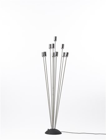 Lampada da terra in metallo cromato e ghisa. Produzione italiana anni '60 (h...