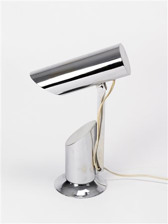 Lampada da tavolo in metallo cromato. Produzione italiana anni 60/70 (h cm 36)