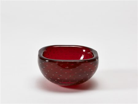 Manifattura di Murano. Piccola coppa di vetro trasparente rosso a bolle....