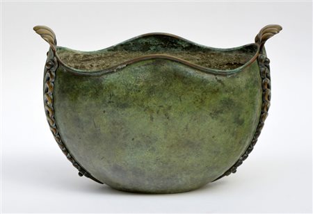 Vaso in bronzo a morise piumate, marcato "IAMA" con numero di brevetto e...