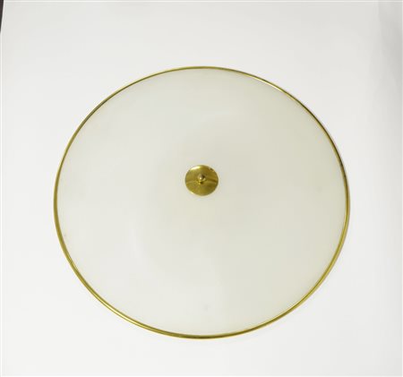 Grande plafoniera circolare in ottone e vetro satinato. Produzione italiana...