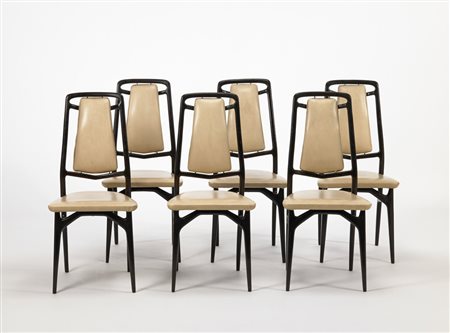 Sei sedie in mogano con seduta e schienale imbottiti e foderati in skai...