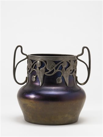 Loetz (attribuito) Vaso in vetro iridescente con montatura metallica biansata...