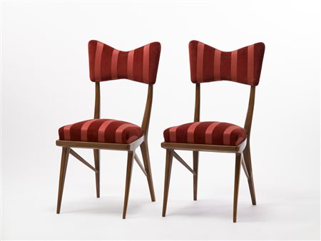Due sedie alla maniera di Ico Parisi. Legno di noce e tessuto Rubelli in...