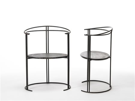 Coppia di poltroncine in tondino metallico verniciato nero. Produzione...