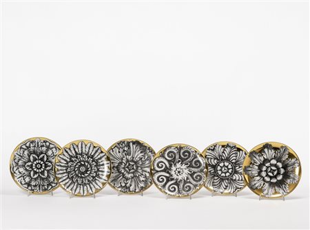 Piero Fornasetti (Milano 1913 - 1988) - Sei piatti in porcellana dorata e...