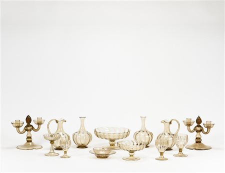 Manifattura di Murano. Servizio da tavola in vetro pagliesco composto da...