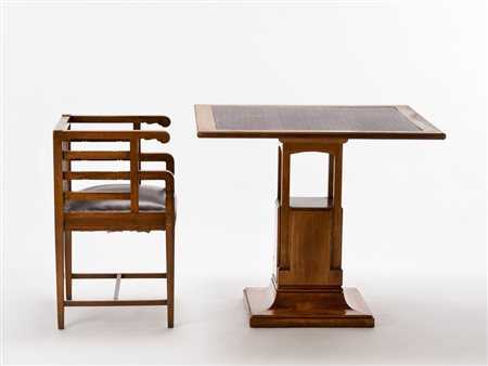 Tavolo da studio con piano quadrato e gamba centrale, en suite con una sedia...