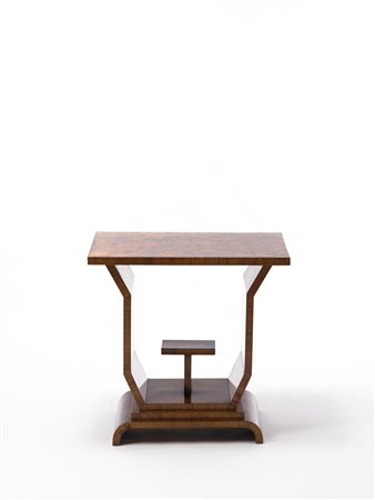 Tavolino con piano rettangolare impiallacciato in radica, esecuzione italiana...