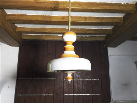 Lampadario da cucina in legno e vetro opalino Anni Settanta h cm 40