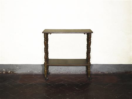 Tavolino di servizio in noce sostegni torniti riuniti da due piani, piedini...