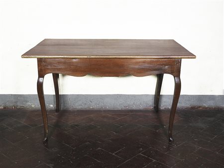 Tavolo in noce fine del XVIII secolo gambe mosse h cm 78,5x135x90