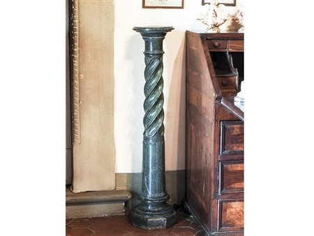 Colonna in marmo verde fusto a torciglione e scanalato nella parte inferiore,...