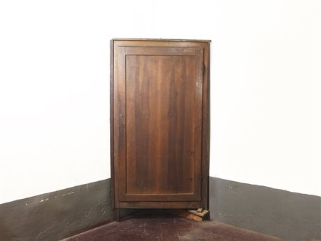 Angoliera rustica in legno tenero fronte dritto a uno sportello, difetti h cm...