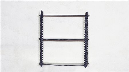 Étagère pensile in legno ebanizzato tre ripiani a giorno sagomati, montanti...