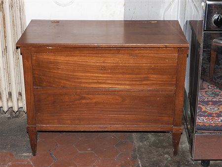 Piccola cassapanca in legno tenero piano ad alzarsi, piedi a faretra h cm...