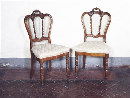 Serie di quattro sedie in noce metà del XIX secolo schienali tripartiti,...
